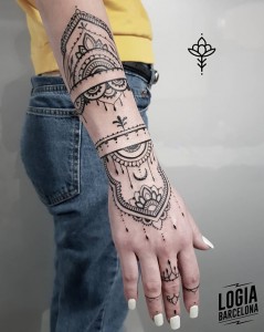 Tatuaje_ornamental_mano_dedos_marta_camisani_logia_barcelona 